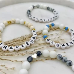 Armband als Geschenk für Trauzeugin | Handgemachtes Perlenarmband mit Wunschname | Geschenk Brautmama