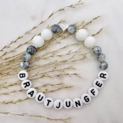 Armband als Geschenk für Trauzeugin | Handgemachtes Perlenarmband mit Wunschname | Geschenk Brautmama