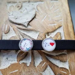 Armband aus 10mm breiten schwarzen Kork mit Buchstaben Schmetterling und Kreuz gleich Liebe Slidern.
