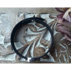 Armband aus 10mm breiten schwarzen Kork mit Buchstaben blauer Kranz und Kreuz gleich Liebe Slidern.