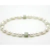 Armband (elastisch) in Weiß aus Süßwasserzuchtperlen sowie Amazonit-Würfelchen in Lindgrün, Brautschmuck #093 Amperl