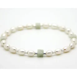 Armband (elastisch) in Weiß aus Süßwasserzuchtperlen sowie Amazonit-Würfelchen in Lindgrün, Brautschmuck #093 Amperl