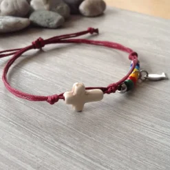 Armband mit bunte Rocailles, Kreuz und Fisch