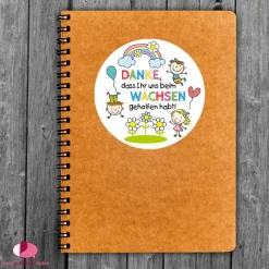 Aufkleber Kindergarten Abschied | Danke, dass Ihr uns beim Wachsen geholfen habt - Kinder mit Regenbogen