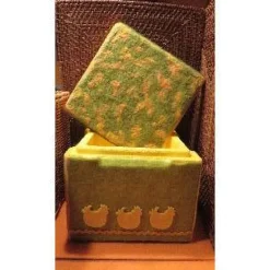 Aufwändig gestaltete österliche Geschenkbox " Huhn und Hase "