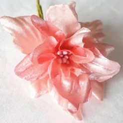 Aufwändige Blüten mit Perlmuttschimmer, Deko