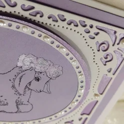 Aufwändige Kommunionkarte Lamm mit Rosenkrone lila weiß