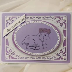 Aufwändige Kommunionkarte Lamm mit Rosenkrone lila weiß