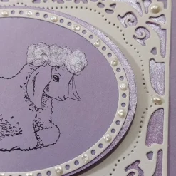 Aufwändige Kommunionkarte Lamm mit Rosenkrone lila weiß