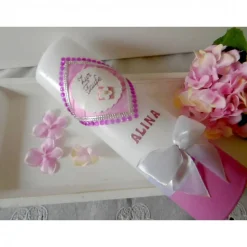Ausgefallene modern gestaltete Taufkerze "Alina" mit Satinschleife + Schmucksteinen in Pink / Rosa / Weiß