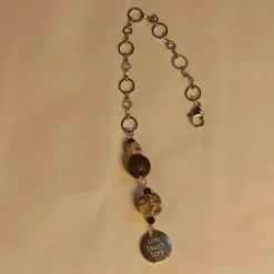 Auto-Bedufter/Taschenbaumler mit Lavaperlen weiß-schwarz und Message-Anhänger ''live laugh love'&