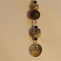 Auto-Bedufter/Taschenbaumler mit Lavaperlen weiß-schwarz und Message-Anhänger ''live laugh love'&