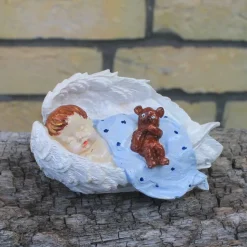 Baby Junge mit Teddy in Engelsflügel gebettet, handbemalt