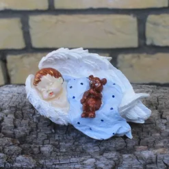 Baby Junge mit Teddy in Engelsflügel gebettet, handbemalt