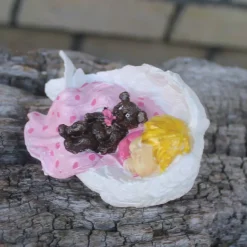 Baby Mädchen mit Teddy in Engelsflügel gebettet, handbemalt