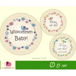 Babyaufkleber zur Geburt | Willkommen Baby - Blumenkranz mit niedlichem Vögelchen