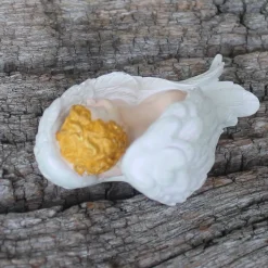 Babyfigur, in Engelsflügel gehüllt, handbemalt