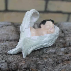 Babyfigur, in Engelsflügel gehüllt, handbemalt