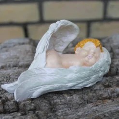Babyfigur, in Engelsflügel gehüllt, handbemalt