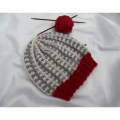 Babymütze & Babysocken Set handgestrickt aus 100% Alpaka – Unikat für Neugeborene, grau/rot/wollweiß