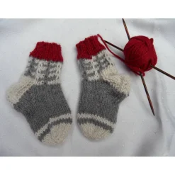 Babymütze & Babysocken Set handgestrickt aus 100% Alpaka – Unikat für Neugeborene, grau/rot/wollweiß