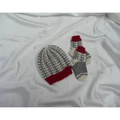 Babymütze & Babysocken Set handgestrickt aus 100% Alpaka – Unikat für Neugeborene, grau/rot/wollweiß