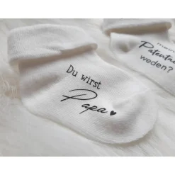 Babysocke zur Schwangerschaftsverkündung – Personalisiertes Geschenk für werdende Eltern & Großeltern