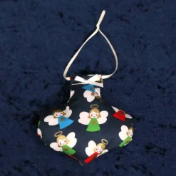 Baumanhänger aus Stoff mit weihnachtlichen Motiven