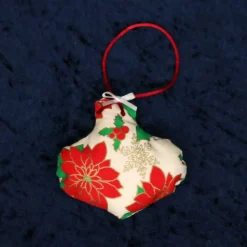 Baumanhänger aus Stoff mit weihnachtlichen Motiven