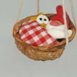 Baumschmuck Walnussschale Schaukelbettchen mit kleinem schlafend Wichtel mit roter Zipfelmütze und kleinem Stern