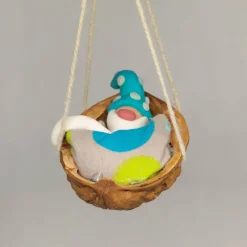 Baumschmuck Walnussschale Schaukelbettchen mit kleinem schlafend Wichtel mit nachtleuchtender Zipfelmütze
