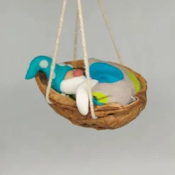 Baumschmuck Walnussschale Schaukelbettchen mit kleinem schlafend Wichtel mit nachtleuchtender Zipfelmütze