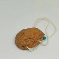 Baumschmuck Walnussschale Schaukelbettchen mit kleinem schlafend Wichtel mit nachtleuchtender Zipfelmütze