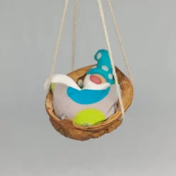 Baumschmuck Walnussschale Schaukelbettchen mit kleinem schlafend Wichtel mit nachtleuchtender Zipfelmütze