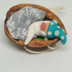 Baumschmuck Walnussschale Schaukelbettchen mit kleinem schlafend Wichtel mit nachtleuchtender Zipfelmütze