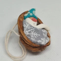 Baumschmuck Walnussschale Schaukelbettchen mit kleinem schlafend Wichtel mit nachtleuchtender Zipfelmütze