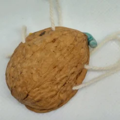 Baumschmuck Walnussschale Schaukelbettchen mit kleinem schlafend Wichtel mit nachtleuchtender Zipfelmütze und Stern