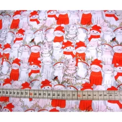 Baumwollstoff Weihnachten – Weiße Kätzchen mit rotem Schal & Mütze – Meterware – Weihnachtsstoffe EU