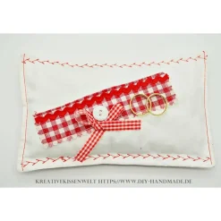 Bayerisches Ringkissen weiß mit rot – Handgemachtes Unikat zur Hochzeit, 15 x 13 cm