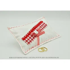 Bayerisches Ringkissen weiß mit rot – Handgemachtes Unikat zur Hochzeit, 15 x 13 cm