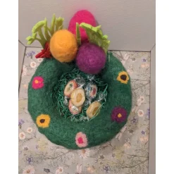 Befüllbares Osternest mit bunten Filzeiern, hergestellt mit Nadelfilztechnik