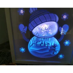 Beleuchteter Bilderrahm mit Weihnachtsmotiv und Farbwechsel.