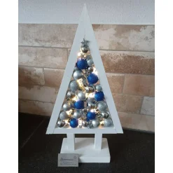 beleuchteter Weihnachtsbaum mit Kugeln_silber und blau