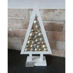 beleuchteter Weihnachtsbaum mit Kugeln_silber