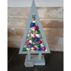 beleuchteter Weihnachtsbaum mit Kugeln_bunt