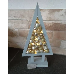 beleuchteter Weihnachtsbaum mit Kugeln_gold