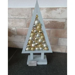 beleuchteter Weihnachtsbaum mit Kugeln_gold