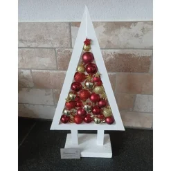 beleuchteter Weihnachtsbaum mit Kugeln_rot und gold