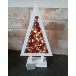 beleuchteter Weihnachtsbaum mit Kugeln_rot und gold