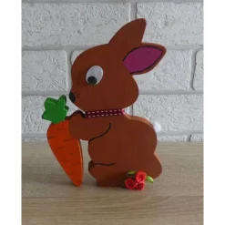 Bemalter Holz-Osterhase mit Kulleraugen und Möhre